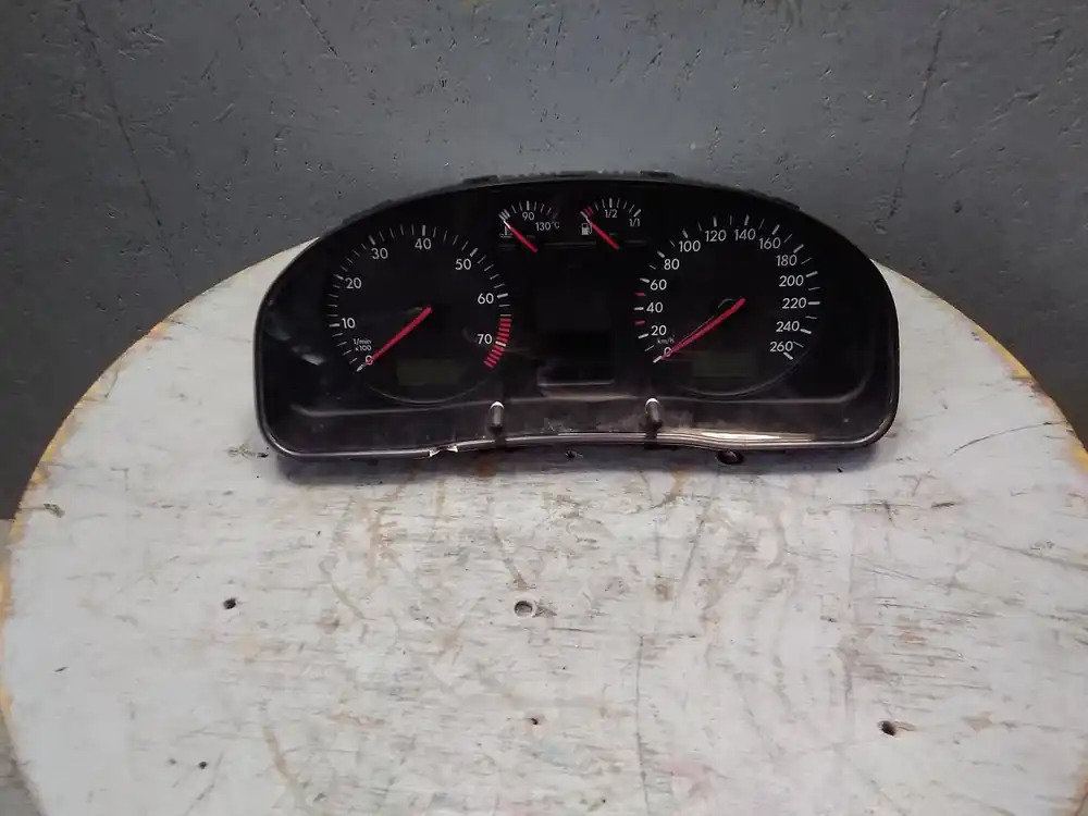 Armaturen gebraucht VW PASSAT (3B2/3B5) Baujahr 2000 Neu Im Sortiment